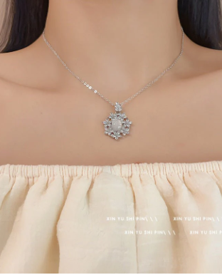 Zircon Flower Pendant Necklace For Ladies t